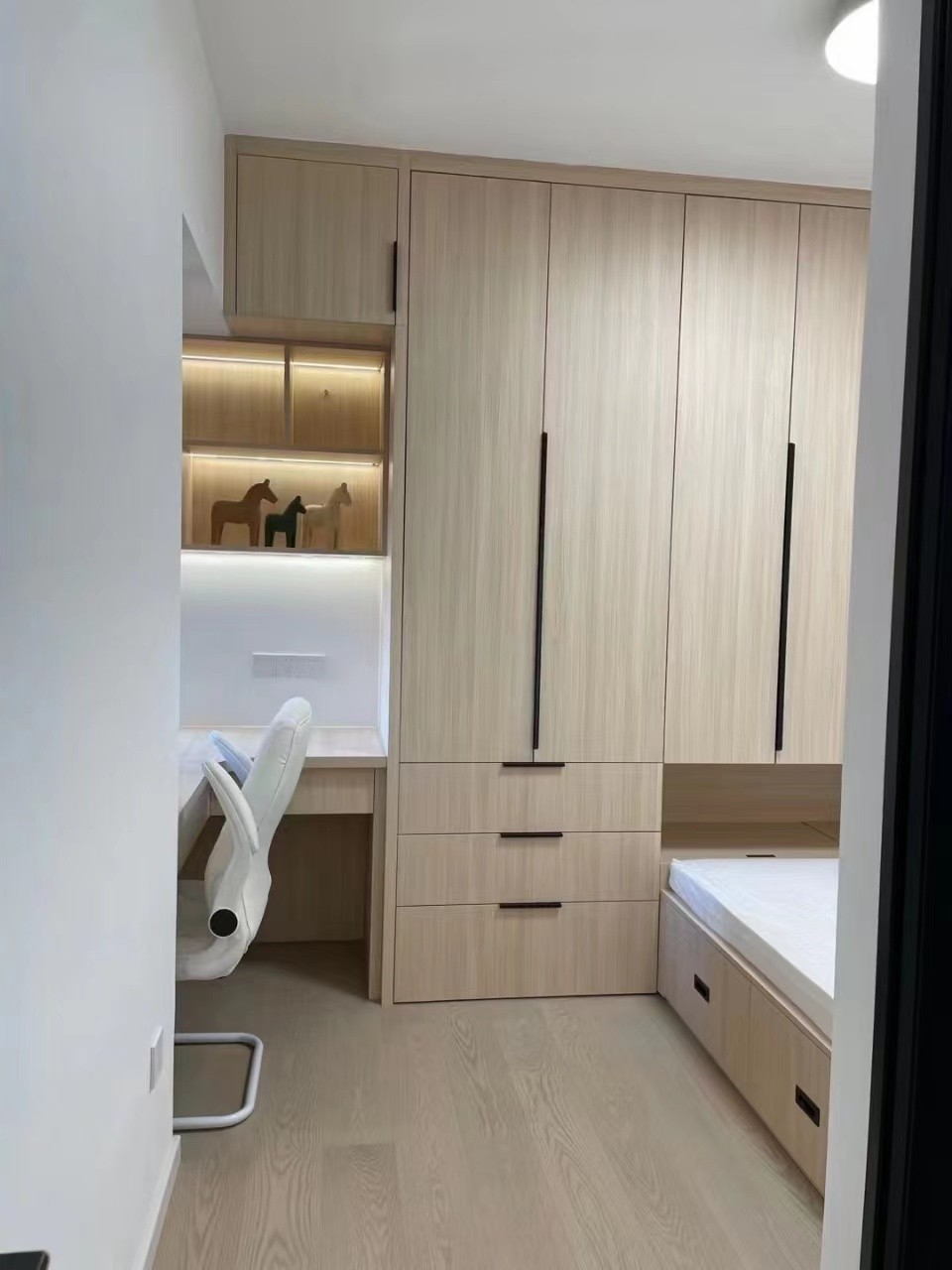 现代简约不规整户型落得实景图3