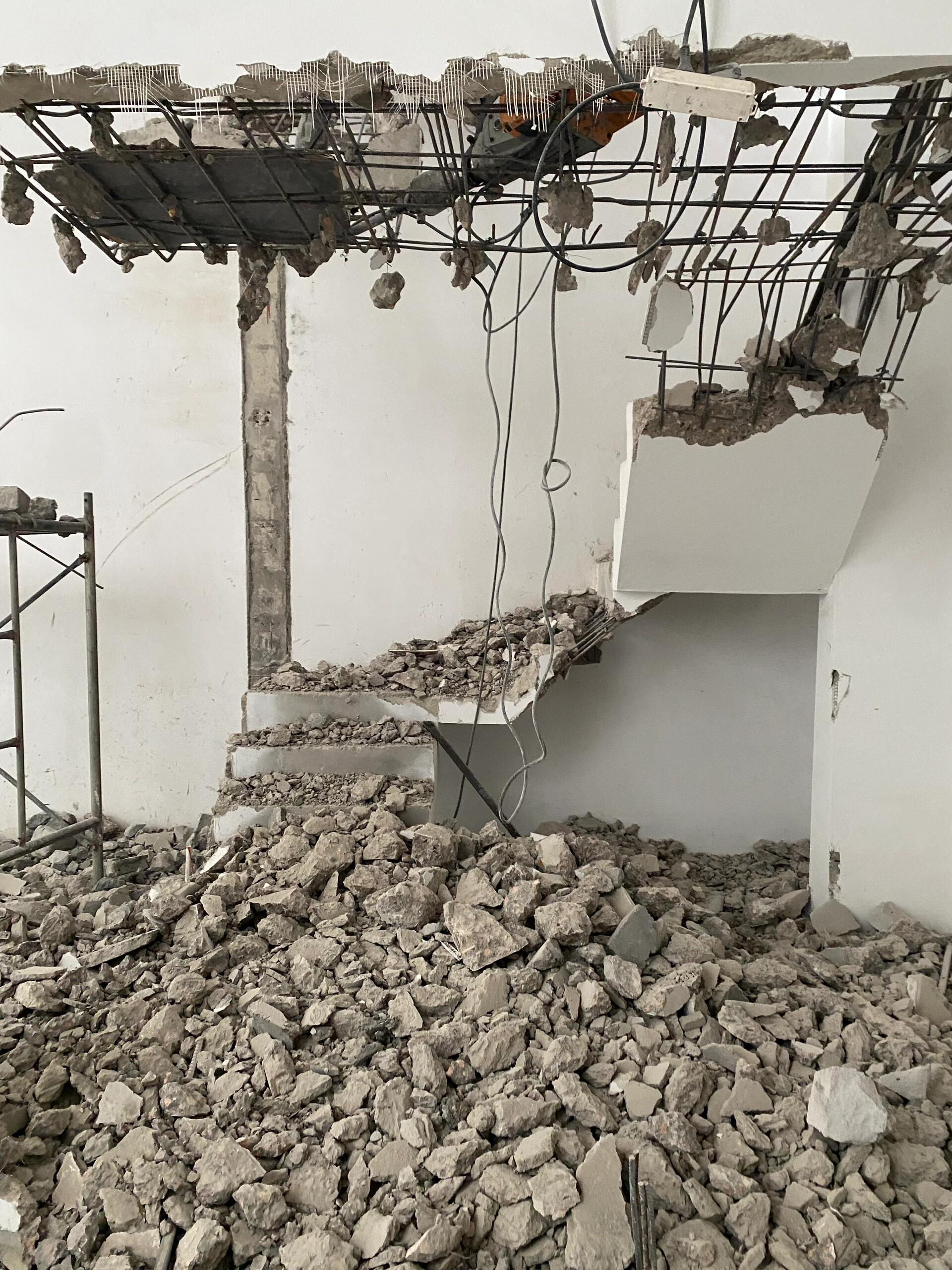 6别墅复式楼拆除砸墙施工