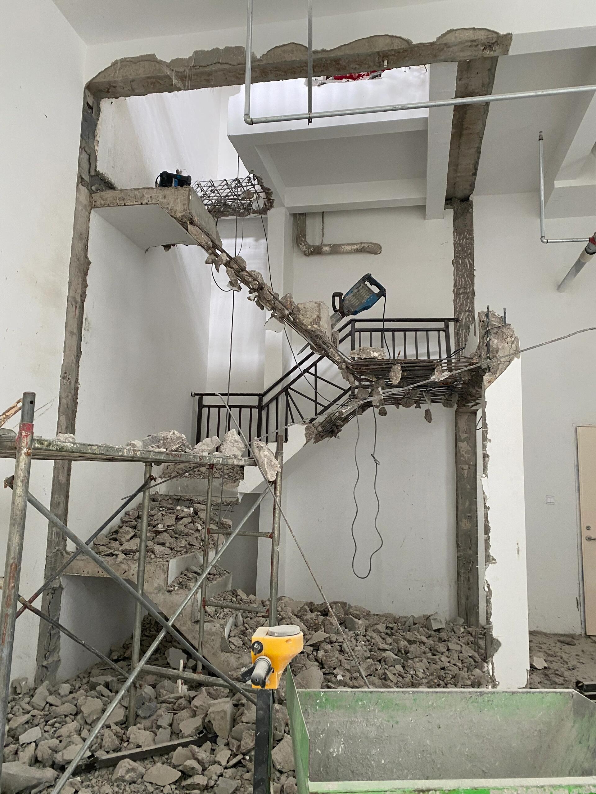 5别墅复式楼拆除砸墙施工